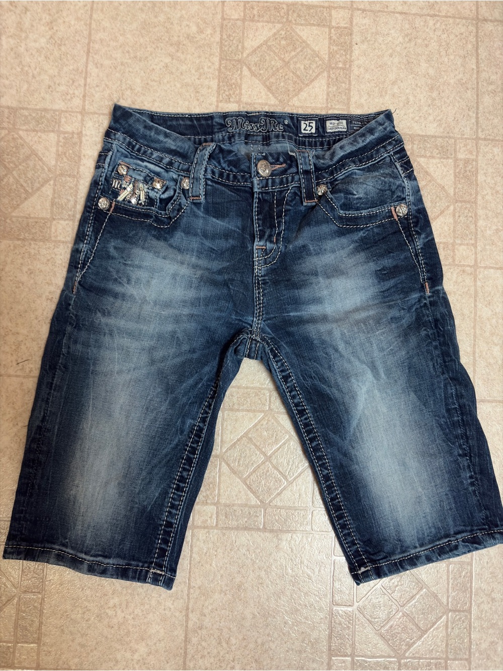 Miss Me Jean Shorts Women’s Curvy Mid-Rise Bermuda Jorts Size 25 10” Bling Y2K - Picture 2 of 16